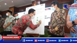 Bupati Pamekasan (Baddrut Tamam) dan KPK saat menandatangani komitmen berantas korupsi.