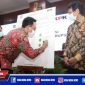 Bupati Pamekasan (Baddrut Tamam) dan KPK saat menandatangani komitmen berantas korupsi.