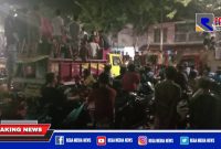 Tampak kendaraan jenis truk mengangkut orang dan alat musik daul dug dug serta terjadi kerumunan massa di area Monumen Sampang.