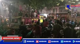 Tampak kendaraan jenis truk mengangkut orang dan alat musik daul dug dug serta terjadi kerumunan massa di area Monumen Sampang.