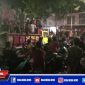 Tampak kendaraan jenis truk mengangkut orang dan alat musik daul dug dug serta terjadi kerumunan massa di area Monumen Sampang.