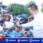 Bani Group saat membagikan ribuan takjil di Jalan Jokotole, Kabupaten Pamekasan.
