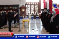 Bupati Sampang (H. Slamet Junaidi) saat melantik dan memutasi sejumlah pejabat Pemkab setempat, di Pringgitan Pendopopo Trunojoyo Sampang.