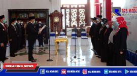 Bupati Sampang (H. Slamet Junaidi) saat melantik dan memutasi sejumlah pejabat Pemkab setempat, di Pringgitan Pendopopo Trunojoyo Sampang.