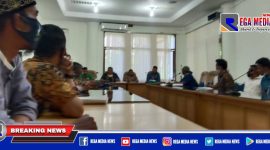 Lembaga Tuha Peut bersama warga Gampong Mata Ie saat musyawarah di balai Pengajian Raudhatul Muna.