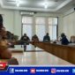Lembaga Tuha Peut bersama warga Gampong Mata Ie saat musyawarah di balai Pengajian Raudhatul Muna.