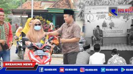 Kepala Desa Tlambah bersama Karang Taruna Bina Sejahtera saat berbagi takjil dan gelar talk show.