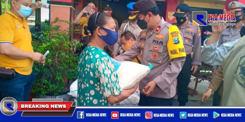 Kapolsek Asemrowo (Kompol Hari Kurniawan) saat memberikan bantuan sembako kepada masyarakat.