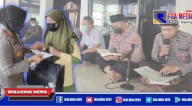 Kapolres Pelabuhan Tanjung Perak (AKBP Ganis Setyaningrum) memberikan santunan anak yatim saat melaksanakan nuzulul qur'an.