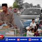 Jajaran redaksi Rega Media News saat membagikan takjil gratis kepada tukang becak dan pengendara yang melintas di wilayah Sampang kota.