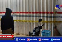 Tampak toko milik anggota DPRD Bangkalan H. Abd. Azis terpasang garis polisi.