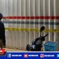 Tampak toko milik anggota DPRD Bangkalan H. Abd. Azis terpasang garis polisi.