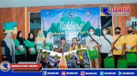Penyerahan secara simbolis parsel dan Tunjangan Hari Raya yang diberikan kepada puluhan karyawan dan kru Rega Media.