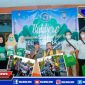 Penyerahan secara simbolis parsel dan Tunjangan Hari Raya yang diberikan kepada puluhan karyawan dan kru Rega Media.