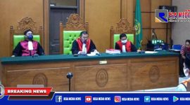 Saat berlangsungnya sidang vonis terdakwa (oknum kepala sekolah) kasus pelecehan seksual.