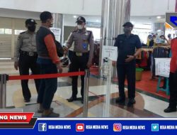 Petugas Gabungan Pantau Prokes Mall Pasar Atom Surabaya