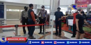 Petugas Gabungan Pantau Prokes Mall Pasar Atom Surabaya