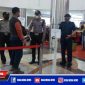 Petugas gabungan dari Polsek Pabean Cantikan dan Tiga Pilar saat melakukan pemantauan prokes di mall Pasar Atom Surabaya.