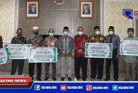 Penyerahan dana CSR oleh Pimpinan Cabang Bank Aceh Syariah Tapaktuan (Afzal Ilmi) kepada penerima manfaat disaksikan Bupati Aceh Selatan  (Tgk Amran).