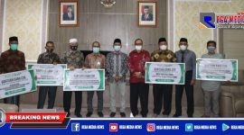 Penyerahan dana CSR oleh Pimpinan Cabang Bank Aceh Syariah Tapaktuan (Afzal Ilmi) kepada penerima manfaat disaksikan Bupati Aceh Selatan  (Tgk Amran).