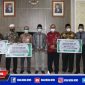 Penyerahan dana CSR oleh Pimpinan Cabang Bank Aceh Syariah Tapaktuan (Afzal Ilmi) kepada penerima manfaat disaksikan Bupati Aceh Selatan  (Tgk Amran).