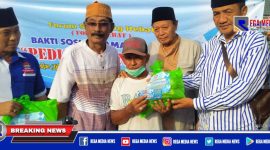 Ketua Forsa Hebat didampingi dewan pembina dan dewan kehormatan saat membagikan sembako gratis kepada tukang becak.