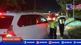 Petugas Satlantas saat melakukan penyekatan dan pemeriksaan kendaraan yang melintas di akses tol Suramadu.