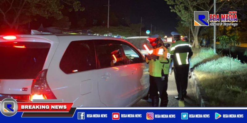 Petugas Satlantas saat melakukan penyekatan dan pemeriksaan kendaraan yang melintas di akses tol Suramadu.
