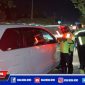 Petugas Satlantas saat melakukan penyekatan dan pemeriksaan kendaraan yang melintas di akses tol Suramadu.