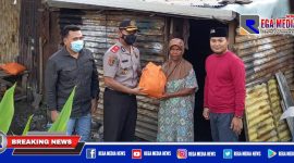 Kompol Ahmad Faisol Amir saat memberikan bantuan sembako kepada warga.