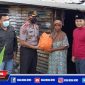 Kompol Ahmad Faisol Amir saat memberikan bantuan sembako kepada warga.
