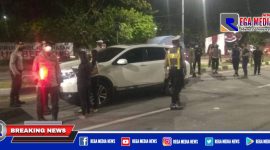 Petugas gabungan saat melakukan penyekatan di akses pintu masuk tol Suramadu.