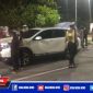 Petugas gabungan saat melakukan penyekatan di akses pintu masuk tol Suramadu.