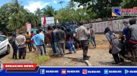 Warga saat melakukan aksi penyampaian aspirasi, terkait Pemkab Aceh Selatan agar segera melantik keuchik terpilih.