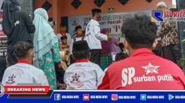 Ketua perguruan pencak silat Surban Putih (Achmad Juma'adi) saat memberikan santunan kepada anak yatim dan kaum dhuafa.