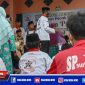 Ketua perguruan pencak silat Surban Putih (Achmad Juma'adi) saat memberikan santunan kepada anak yatim dan kaum dhuafa.