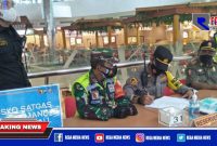 Kapolsek Mulyorejo bersama petugas gabungan saat mengecek posko yang didirikan di Galaxy Mall Surabaya.