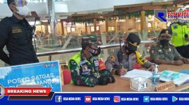 Kapolsek Mulyorejo bersama petugas gabungan saat mengecek posko yang didirikan di Galaxy Mall Surabaya.
