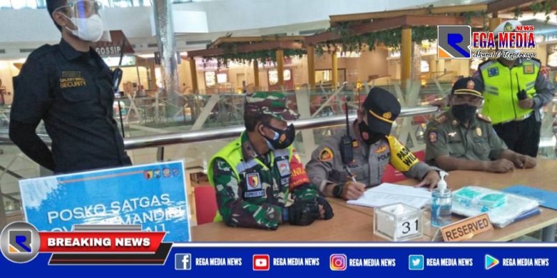 Kapolsek Mulyorejo bersama petugas gabungan saat mengecek posko yang didirikan di Galaxy Mall Surabaya.