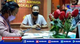 Kasi Intelijen Kejaksaan Negeri Bangkalan (Putu Arya Wibisana) saat menemui awak media.