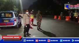 Polsek Asemrowo bersama petugas gabungan saat melakukan penyekatan di Jl. Raya Dupak Rukun, Surabaya.