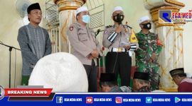 Kanit Turjawali Satlantas Polres Sampang (Ipda Sujiyono) saat sosialiasi kepada masyarakat, di masjid Al Falah Dharma Tanjung, Camplong, usai sholat Jum'at.