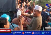 Bupati Sampang H Slamet Junaidi (peci putih) saat membagikan ratusan paket sembako.