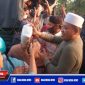 Bupati Sampang H Slamet Junaidi (peci putih) saat membagikan ratusan paket sembako.