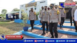 Tim Mabes Polri dan Polda Jatim saat meninjau posko pengamanan lebaran di Suramadu.