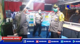 Kapolres Pamekasan didamping PJU Polres saat mengunjungi beberapa titik pos pengamanan ketupat semeru 2021.