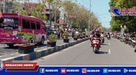Tampak ruas jalan lintas nasional di wilayah Sampang kota mulai dipadati kendaraan.
