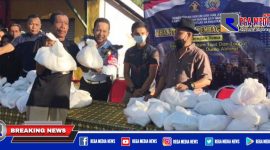 Lapas Kelas II A saat membagikan sembako gratis pada warga.