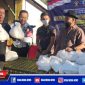 Lapas Kelas II A saat membagikan sembako gratis pada warga.