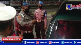 Dua anggota Provos melakukan pemantauan dan pemeriksaan saat penyekatan di akses pintu masuk tol Suramadu.